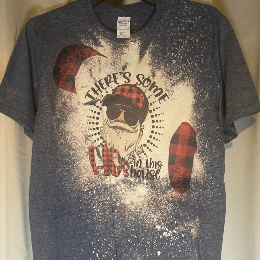Medium. Gildan. Tee.